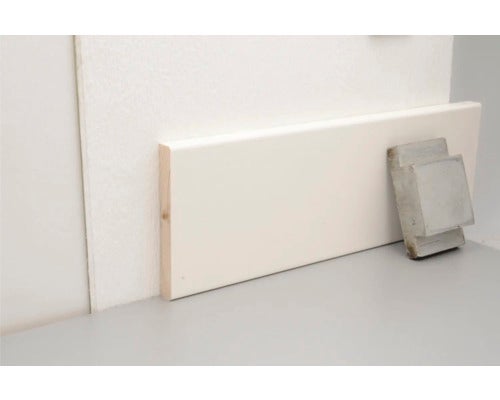 Sockelleiste aus Holz und Betonsteine