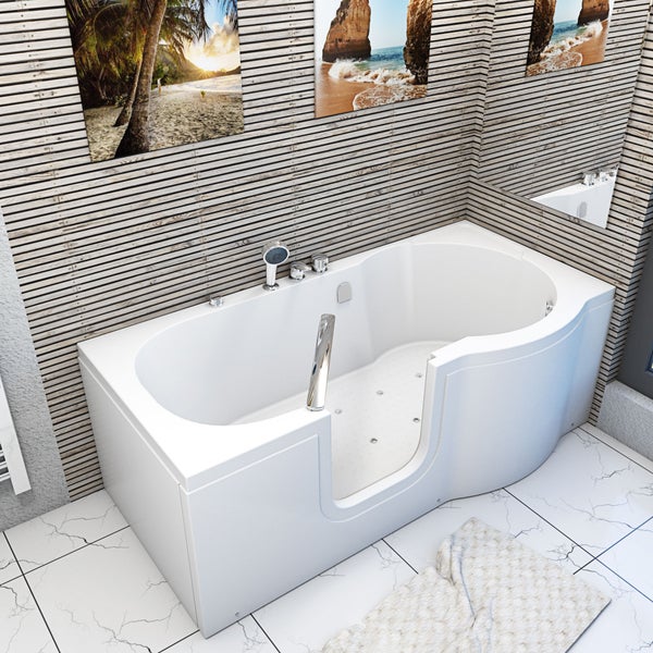 Begehbare Badewanne mit Tür, Armatur und Duschkopf in einem Badezimmer mit Wandpaneelen und Bildern