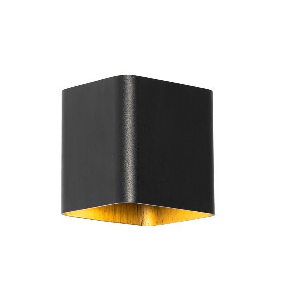 Quadratische Wandleuchte in Schwarz mit goldener Innenseite.