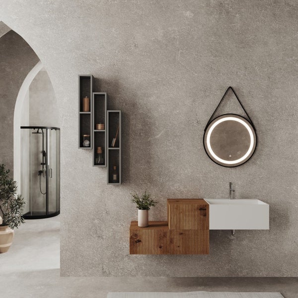 Badezimmer mit Dusche, Waschtisch, Spiegel und Regalen.