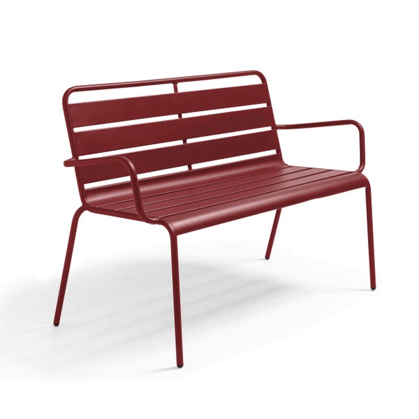 Gartenbank aus Metall mit Armlehnen, rot, Latten-Design an Sitzfläche und Rückenlehne.