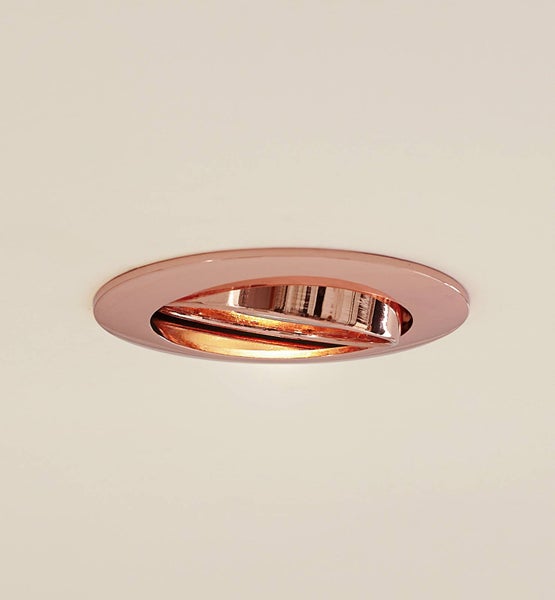 Schwenkbarer Einbaustrahler in Kupferoptik, rundes Design für die Deckenmontage.