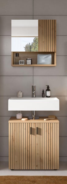 Modernes helles Badezimmer-Set mit Waschtischunterschrank und Spiegelschrank in Holzoptik mit Lamellen sowie weißem Keramikwaschbecken.