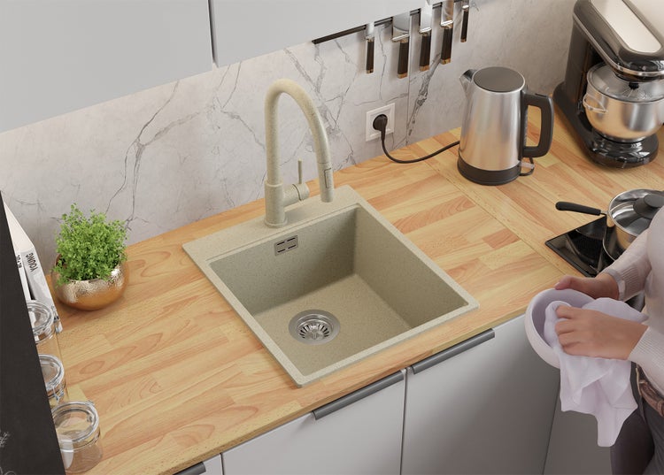 Küchenszene mit Spüle, Wasserhahn, Kochutensilien und Arbeitsplatte