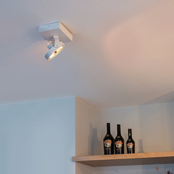 Deckenleuchte mit schwenkbarem Spot zur flexiblen Ausrichtung des Lichts.