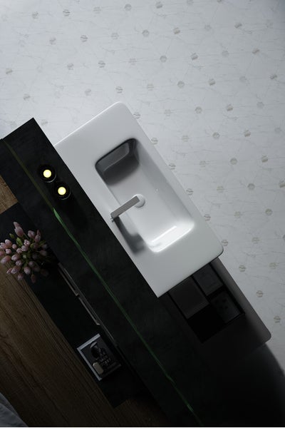 Badezimmer mit Waschbecken, Waschtisch und Bodenfliesen