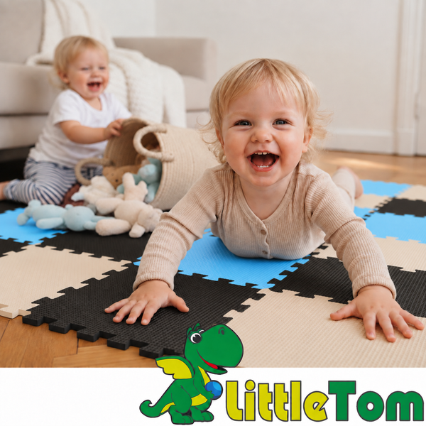 Kleinkind krabbelt auf einer bunten Puzzlematte aus Schaumstoff mit Little Tom Logo