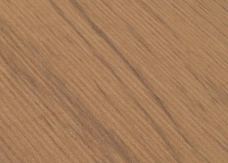 Nahaufnahme einer Holzmaserung auf einer ebenen Oberfläche.