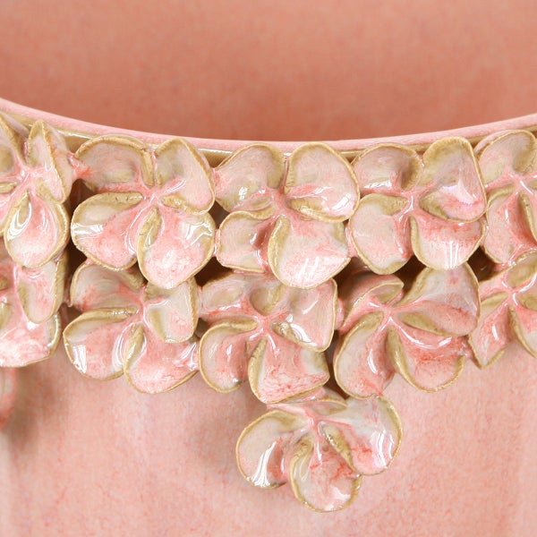 Detailansicht einer Blumenvase mit Blumenmuster