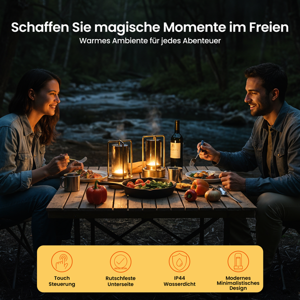 Ein Paar genießt ein Abendessen im Freien mit wetterfesten Laternen, die modernes, minimalistisches Design bieten und per Touch bedienbar sind.