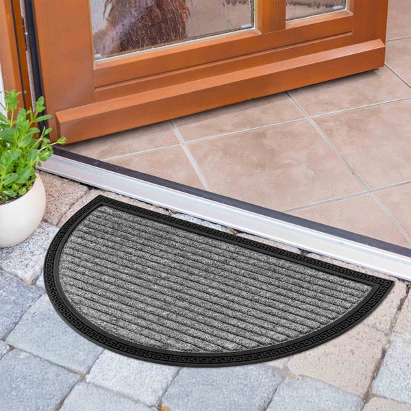 Halbrunde Fußmatte vor einer Haustür