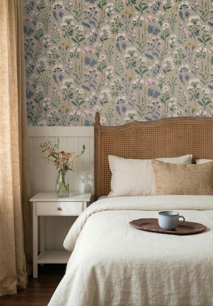 Schlafzimmer mit Blumentapete, Holzbett und weißem Nachttisch. Wand mit weißer Holzvertäfelung und floralem Muster.