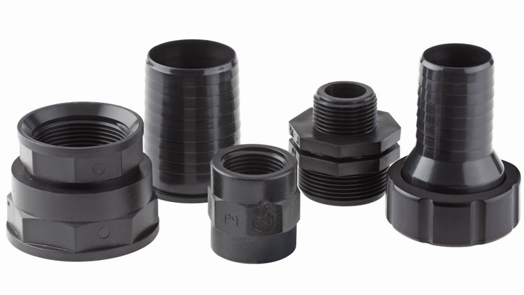 Verschiedene schwarze Teichpumpen-Anschlussstücke aus Kunststoff wie Schlauchtüllen, Gewindemuffen und Doppelnippel.
