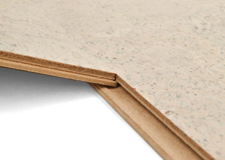 Korkboden mit Nut-Feder-Verbindung, Detailansicht der Materialschichten.