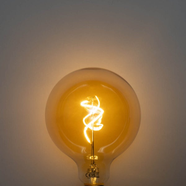 LED-Globelampe mit spiralförmigem Leuchtfaden und Glaskörper.