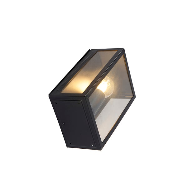 Schwarze Außenwandleuchte in Kastenform aus Metall und Glas mit eingeschaltetem Leuchtmittel.