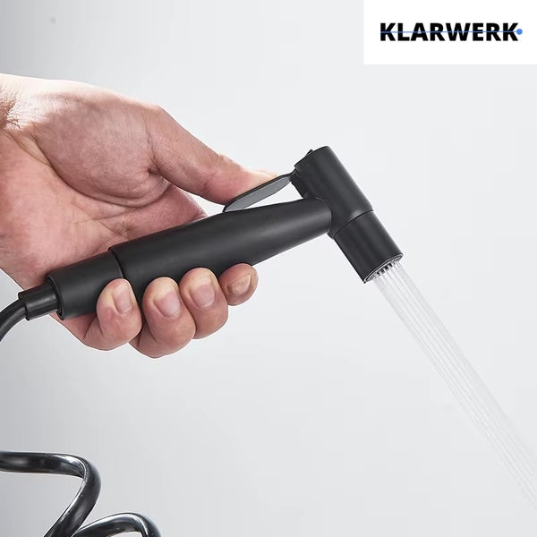 Klarwerk Logo. Schwarze Bidet-Handbrause mit Hebel und Wasserstrahl.