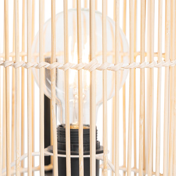 Nahaufnahme einer Lampe mit Lampenschirm aus Bambus und Glühbirne