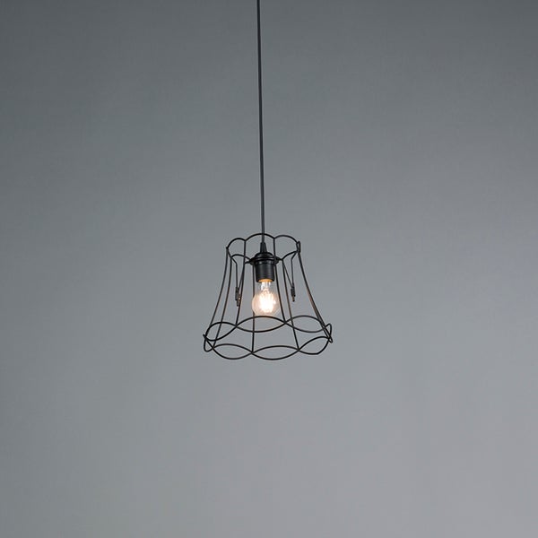 Pendelleuchte mit Metallschirm und Glühbirne