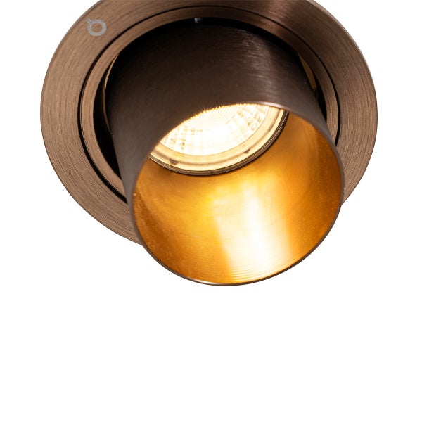 Schwenkbarer Einbaustrahler in runder Form aus Metall mit leuchtendem Leuchtmittel.