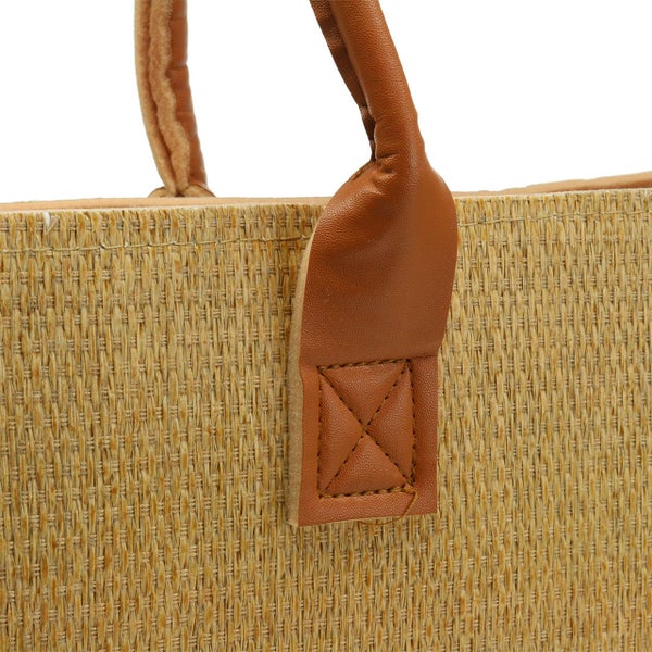 Detailaufnahme einer geflochtenen Einkaufstasche mit Tragegriffen