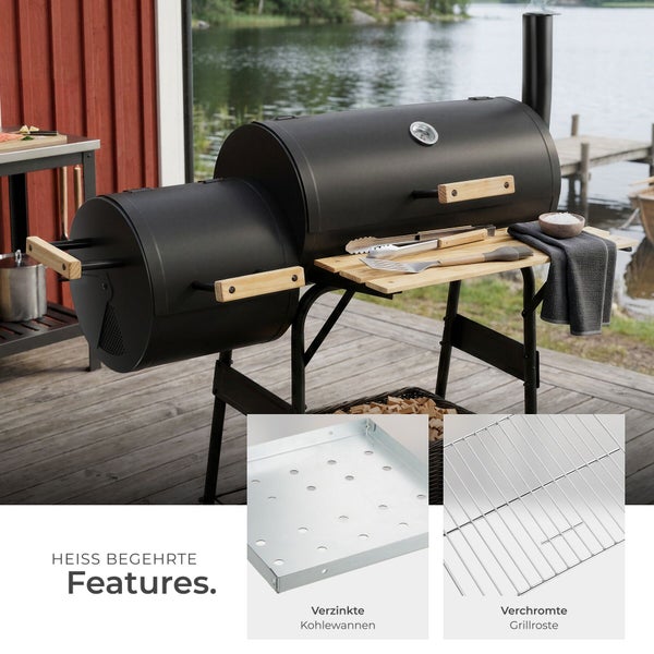 Lokomotivgrill mit Räucherkammer und Ablageflächen sowie Details zu verzinkten Kohlewannen und verchromten Grillrosten auf einer Terrasse.