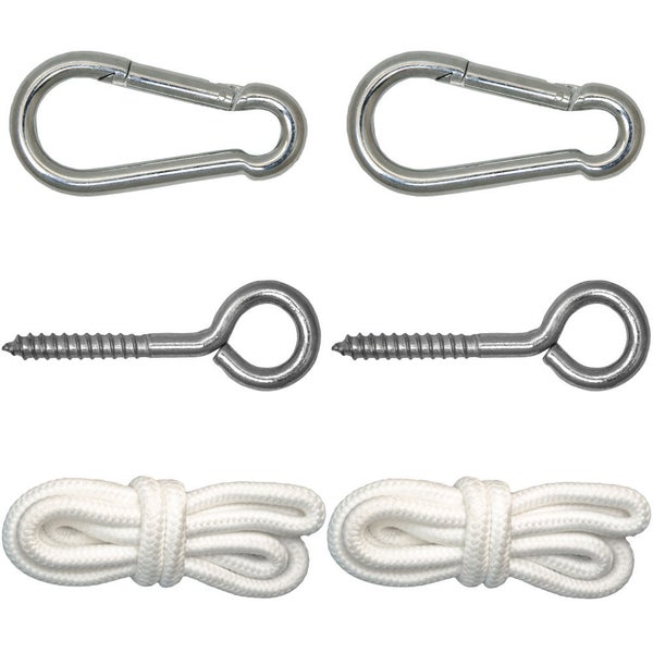 Funkie mit Blütenknospen im Gartenbeet