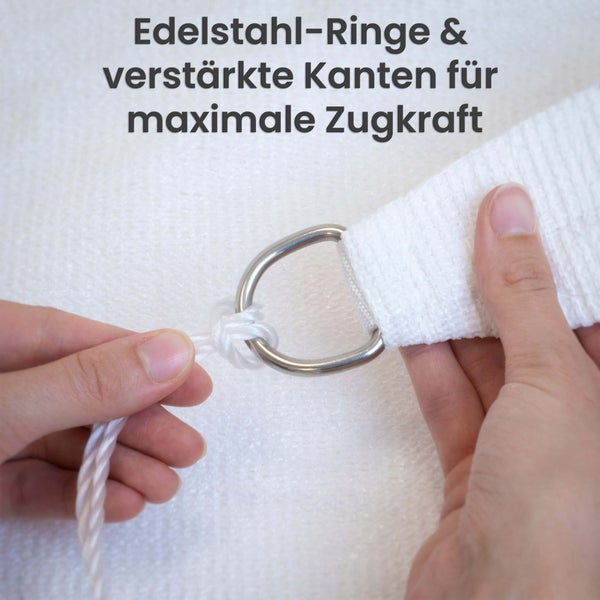 Detailansicht eines Sonnensegels mit Edelstahl-Ring und verstärkter Kante sowie einem Befestigungsseil für hohe Zugkraft.