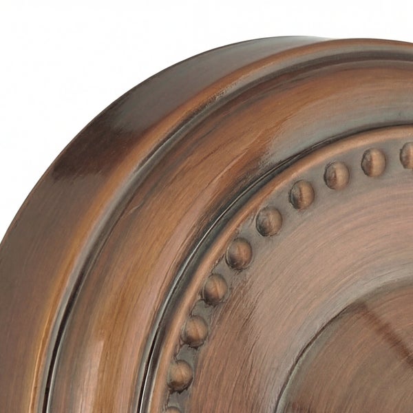 Detailaufnahme einer Deckenleuchte mit runder Form und dekorativen Elementen