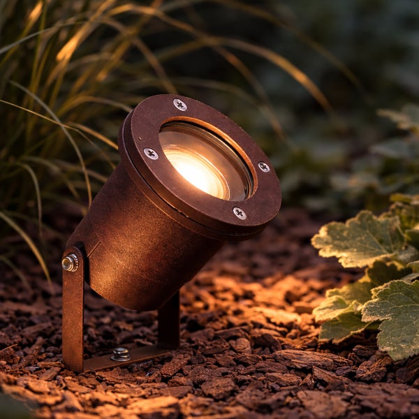Gartenstrahler mit Metallgehäuse in rostiger Optik zur punktuellen Beleuchtung von Pflanzen und Gartenbereichen