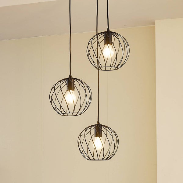 Drei Pendelleuchten mit kugelförmigem Drahtdesign hängen von der Decke