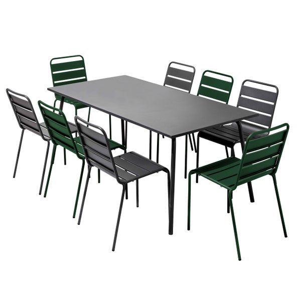 Modernes Gartenmöbel-Set bestehend aus einem rechteckigen Metalltisch und acht Lattenstühlen aus Metall in Grau und Grün.