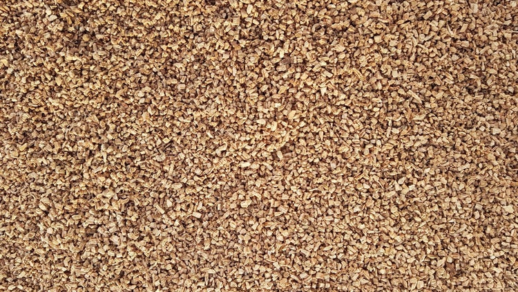 Nahaufnahme von fein gekörnten Holzspänen.