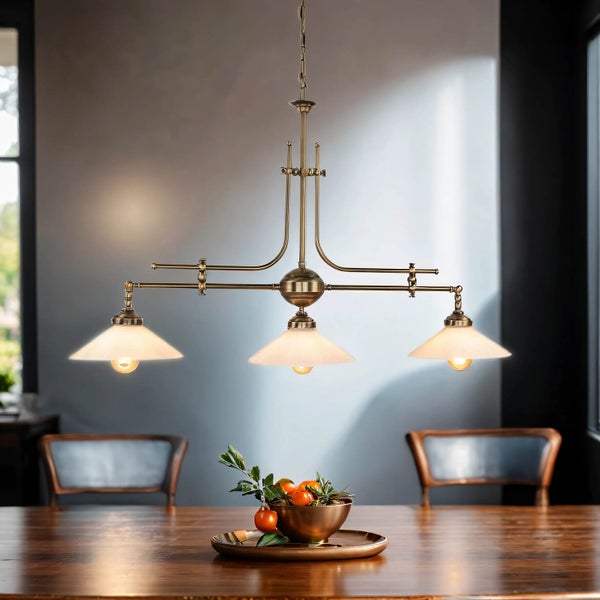 Hängelampe mit drei Leuchten über einem Holztisch in einem Esszimmer.