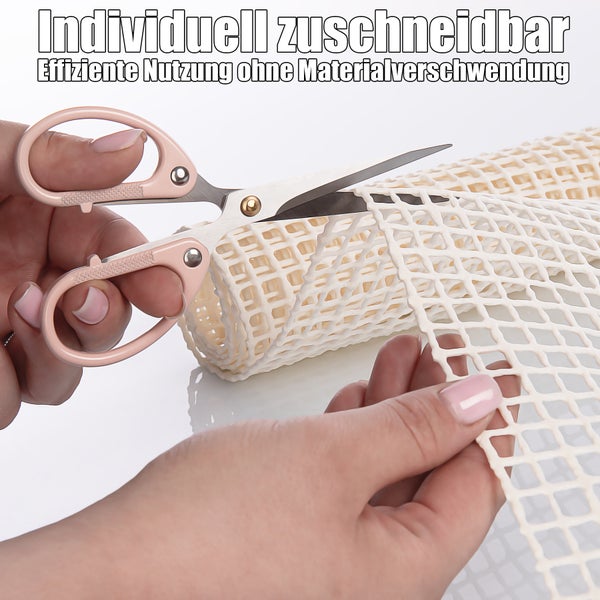 Zuschneidbare Teppichunterlage wird mit einer Schere zugeschnitten.