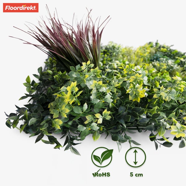 Floordirekt Logo. Künstliche Pflanzenwand mit verschiedenen Blättern und Gräsern. Die Höhe beträgt 5 Zentimeter. RoHS-konform.