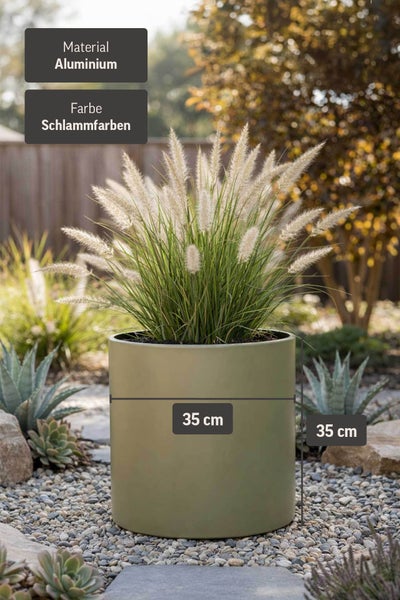 Zylindrischer Pflanzkübel aus Aluminium in Schlammfarben, Maße 35 mal 35 Zentimeter, bepflanzt mit Ziergras in einem Garten.