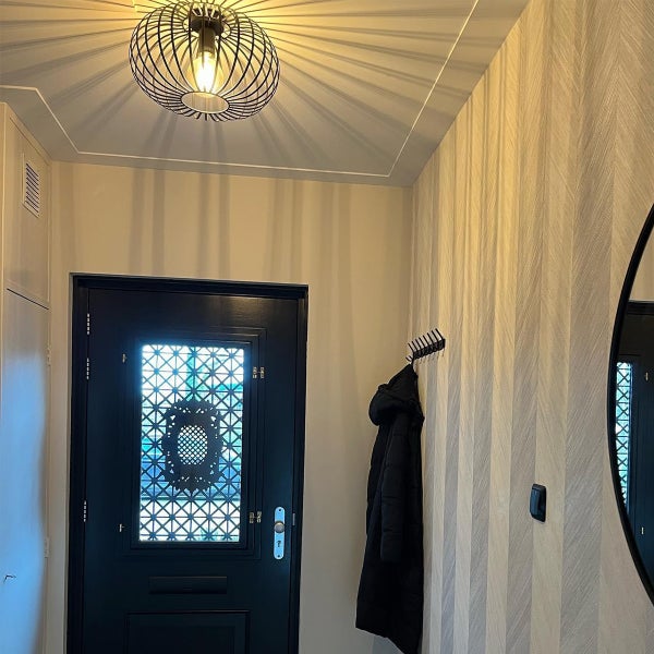 Flur mit Deckenleuchte, Tür und Garderobe