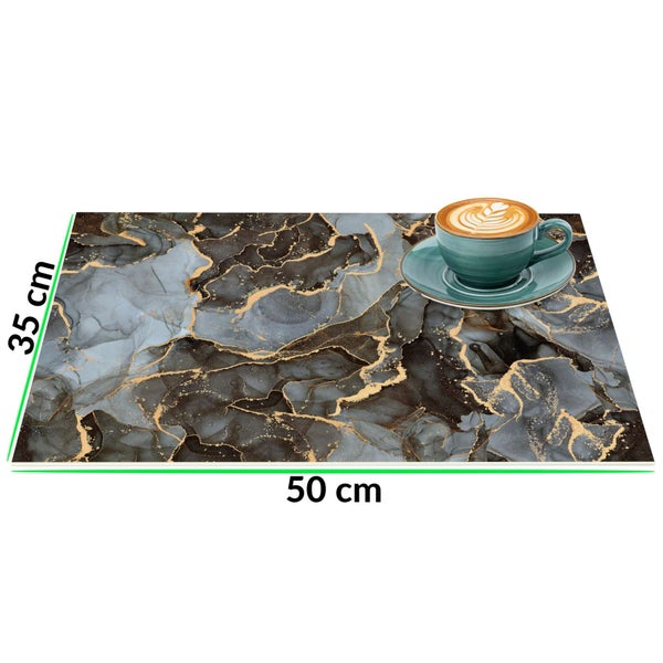 Küchenrückwand mit Marmor-Dekor in Grau und Gold, Maße 50 Zentimeter mal 35 Zentimeter, inklusive Kaffeetasse zur Veranschaulichung.