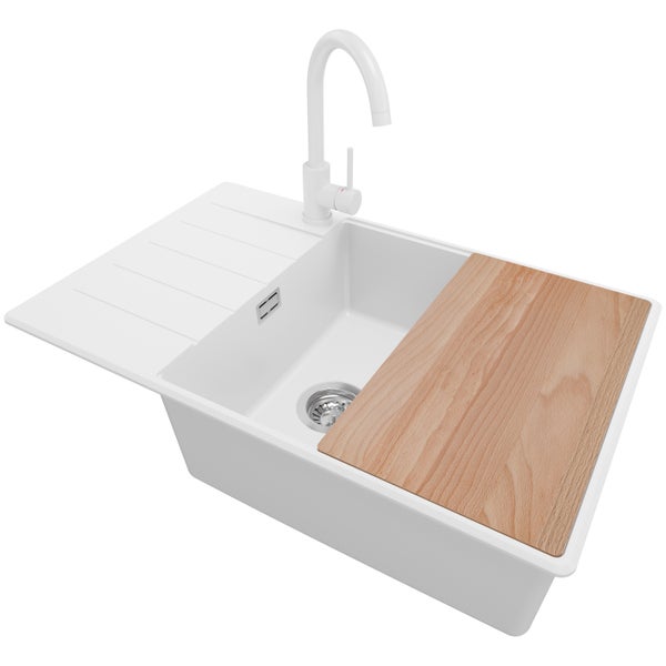 Küchenspüle mit Abtropffläche, Wasserhahn und Schneidebrett