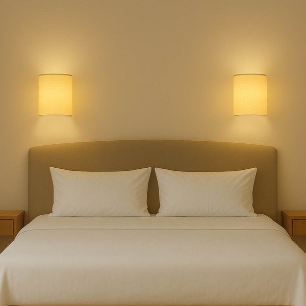 Schlafzimmer mit Doppelbett, Nachttischen und Wandleuchten