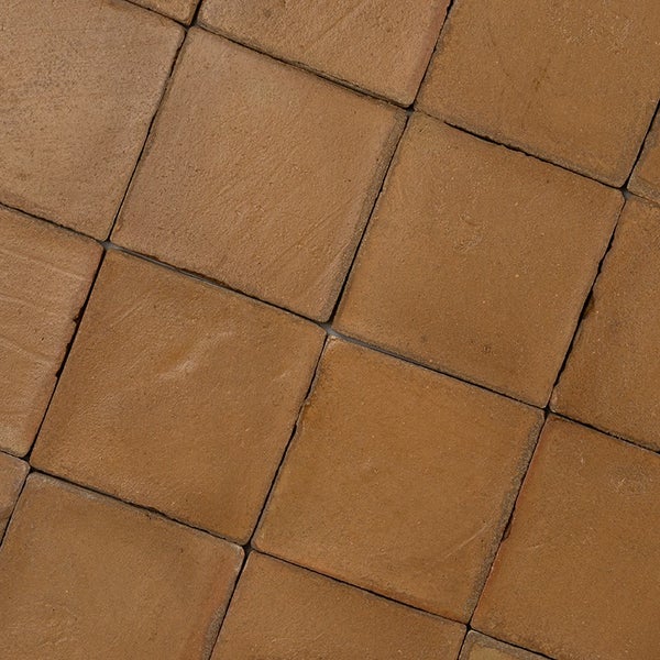 Quadratische Terrakotta Fliesen in mediterraner Optik für Bodenbeläge