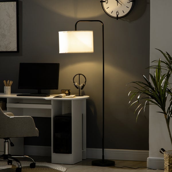 Szene mit Schreibtisch, Computer und Stehlampe mit rechteckigem Lampenschirm.