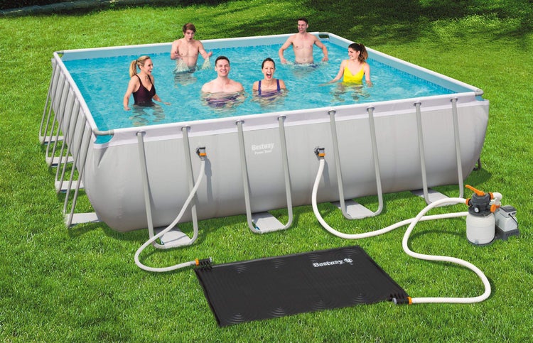 Rechteckiger Bestway Power Steel Pool mit Wasserkreislauf, Solarheizung und Personen im Wasser auf Rasen