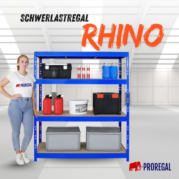 ProRegal Metall-Schwerlastregal Rhino in einer hellen Werkstatt, bestückt mit Werkzeugkoffern und Lagerboxen, neben einer Person. ProRegal Logo.