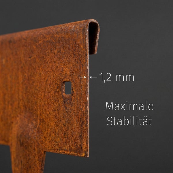 Detailansicht einer Rasenkante aus Stahl mit Rostoptik und einer Materialstärke von 1,2 Millimeter für hohe Stabilität.