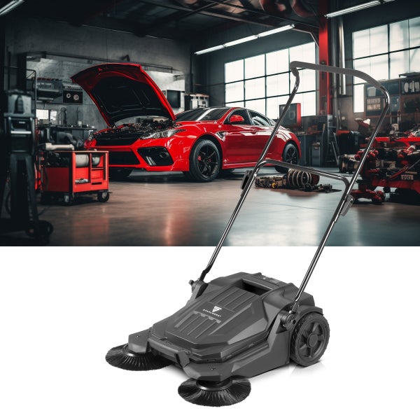 Kehrmaschine in einer Autowerkstatt vor einem roten Auto mit geöffneter Motorhaube