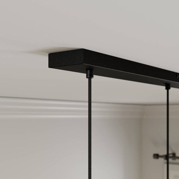 Detailaufnahme einer schwarzen Deckenleuchte mit Textilkabel