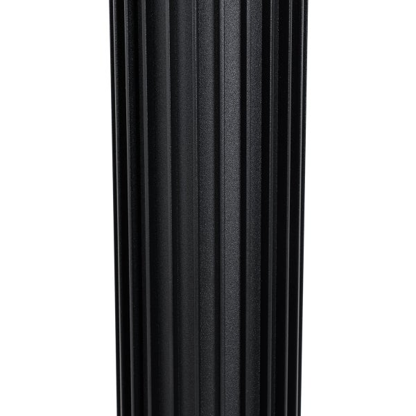 Detail eines schwarzen, kannelierten Metallpfostens mit strukturierter Oberfläche.