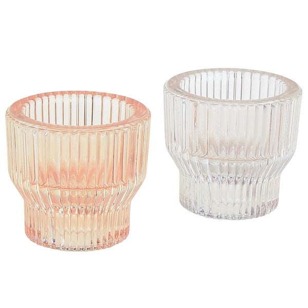 Zwei Teelichthalter aus Glas mit gerippter Oberfläche.